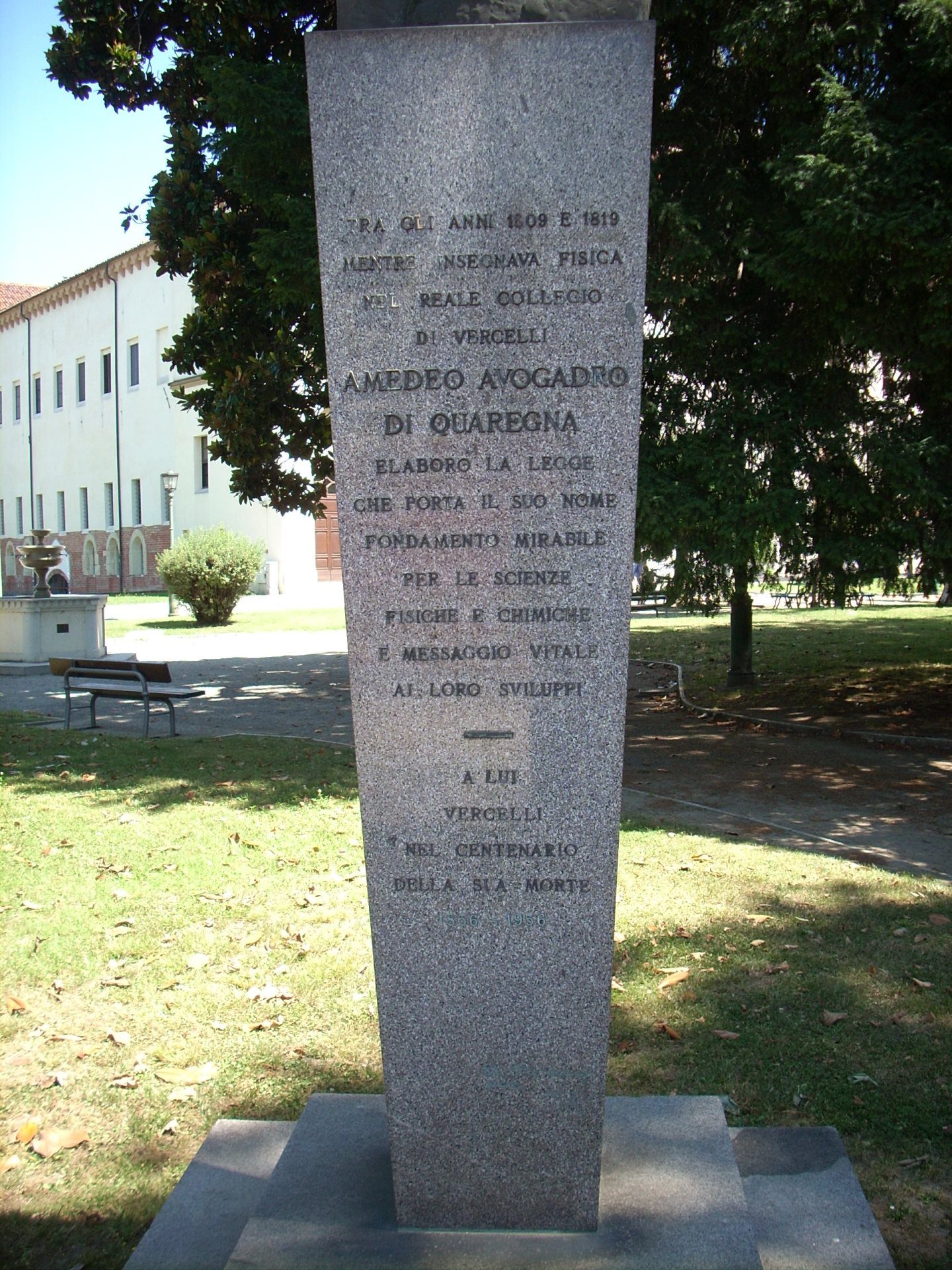 Amedeo Avogadro's bust, Vercelli, Italy (4).JPG